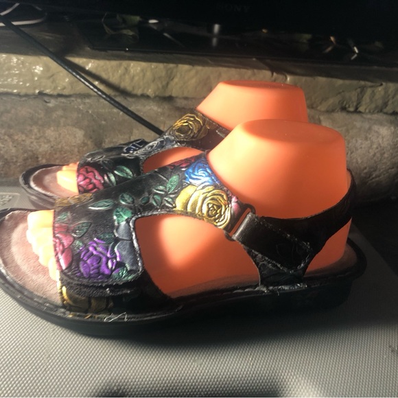 Alegria VIK-839 women's multi color embossed leather sandal Size 38/7.5US - Picture 4 of 14